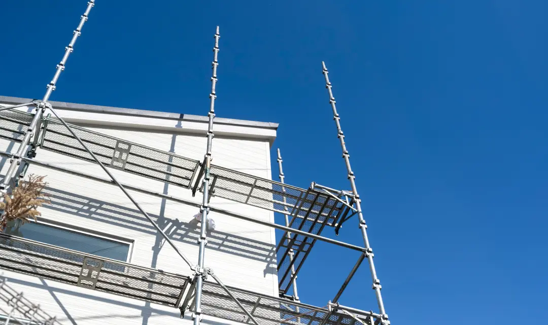 戸建ての外壁と足場